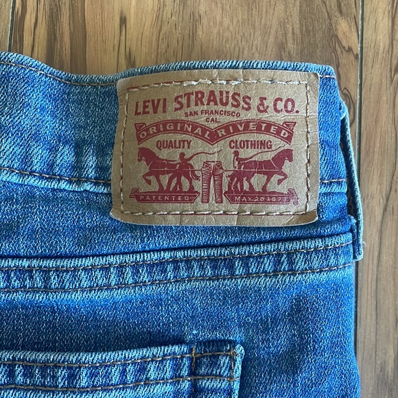 Levi’s Denim Shorts - Picture 3 of 9